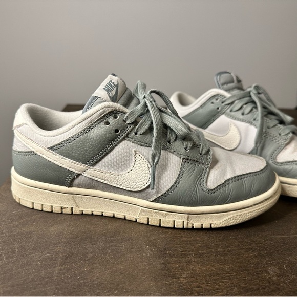 Nike Men’s Mica Green Dunks - Picture 4 of 8